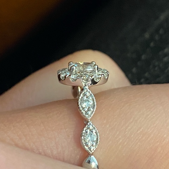 Oval halo engagement ring - Picture 4 of 6